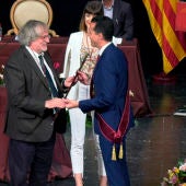 Rubén Alfaro recibe la vara de mando que le reconoce como Alcalde de Elda.