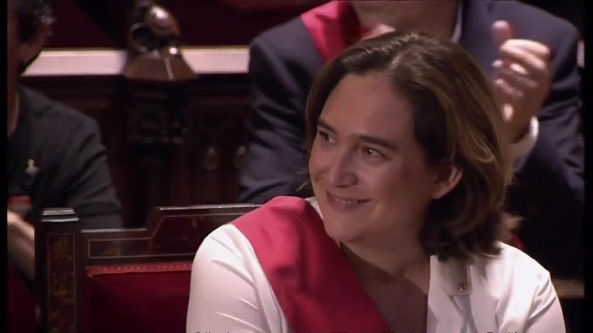 Ada Colau, investida alcaldesa de Barcelona con los votos de BComú, PSC y tres de Valls Ada Colau, investida alcaldesa de Barcelona con los votos de BComú, PSC y tres de Valls