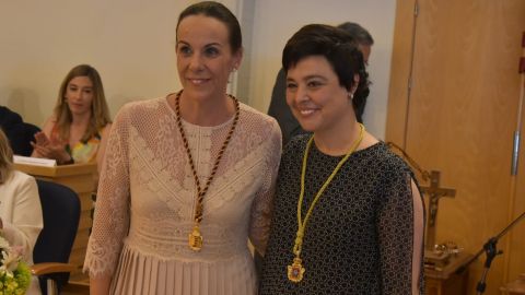 Mas&iacute;as, con la medalla de la corporaci&oacute;n muncipal que le ha impuesto Pilar Zamora