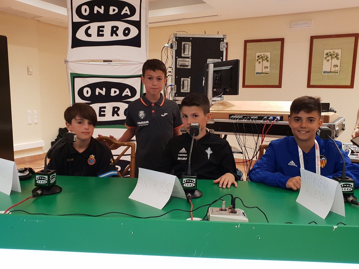 Marc (Villarreal), Oriol (Espanyol), Andrés (Celta) y Thiago (Valencia) nos cuenta en El Transistor cómo han vivido los primeros partidos de LaLiga Promises Marc (Villarreal), Oriol (Espanyol), Andrés (Celta) y Thiago (Valencia) nos cuenta en El Transistor cómo han vivido los primeros partidos de LaLiga Promises