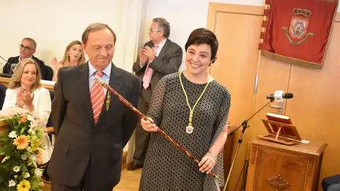 Pilar Zamora recibió el bastón de mando del Ayuntamiento Pilar Zamora recibió el bastón de mando del Ayuntamiento
