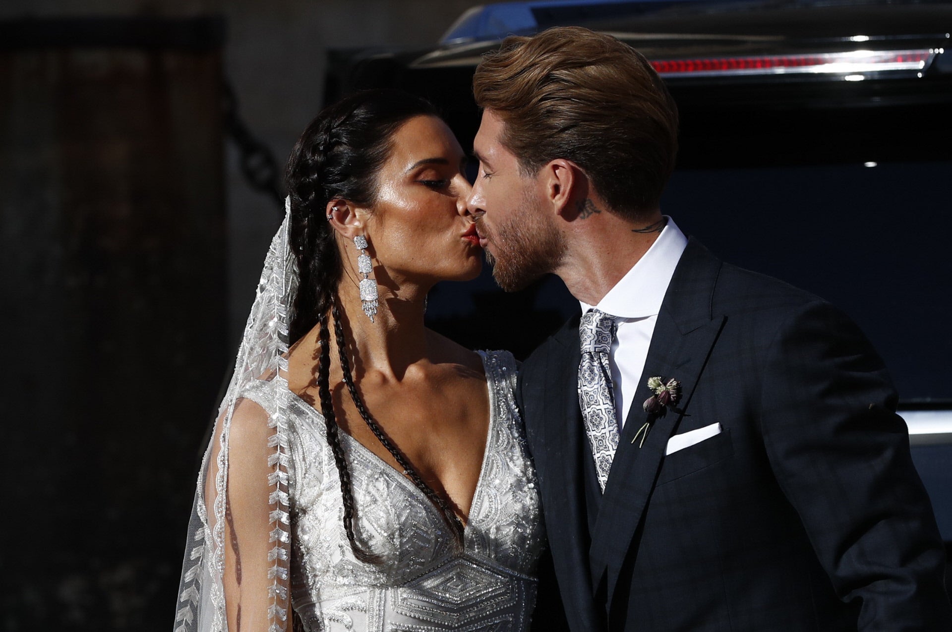 Sergio Ramos y Pilar Rubio ya son marido y mujer: así fue su beso al salir de la catedral Sergio Ramos y Pilar Rubio ya son marido y mujer: así fue su beso al salir de la catedral