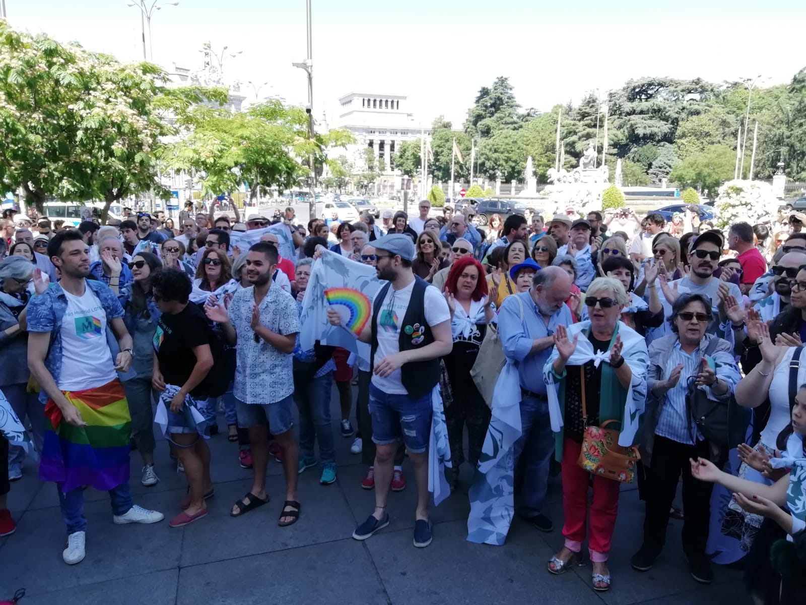 Doscientas personas despiden a Carmena en Cibeles y le dan las "gracias" Doscientas personas despiden a Carmena en Cibeles y le dan las "gracias"