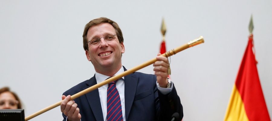 Almeida muestra el bastón de mando tras la constitución del nuevo ayuntamiento de Madrid Almeida muestra el bastón de mando tras la constitución del nuevo ayuntamiento de Madrid