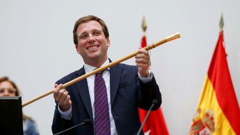 Almeida muestra el bast&oacute;n de mando tras la constituci&oacute;n del nuevo ayuntamiento de Madrid 