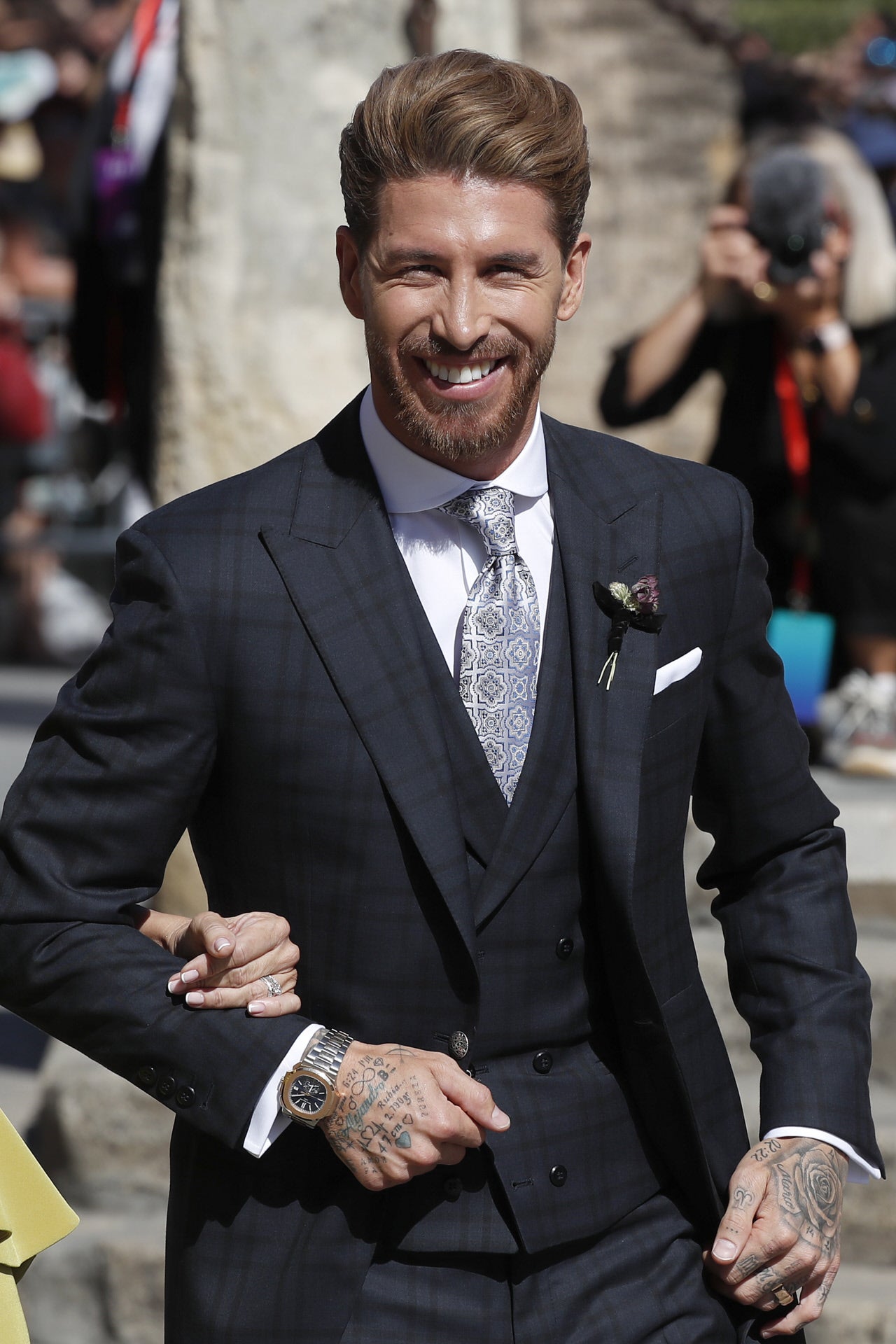 El elegante traje de novio de Sergio Ramos en el día de su boda con Pilar Rubio El elegante traje de novio de Sergio Ramos en el día de su boda con Pilar Rubio