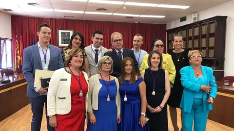 Loreto Serrano, alcaldesa de Santa Pola, con miembros de su grupo municipal. Loreto Serrano, alcaldesa de Santa Pola, con miembros de su grupo municipal.