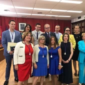 Loreto Serrano, alcaldesa de Santa Pola, con miembros de su grupo municipal. Loreto Serrano, alcaldesa de Santa Pola, con miembros de su grupo municipal.