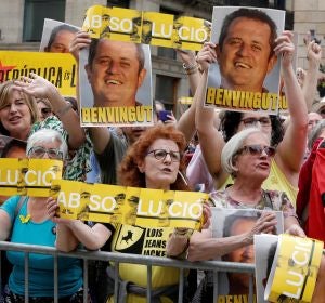 Independentistas protestan contra Colau y el PSC ante el Ayuntamiento de Barcelona Independentistas protestan contra Colau y el PSC ante el Ayuntamiento de Barcelona