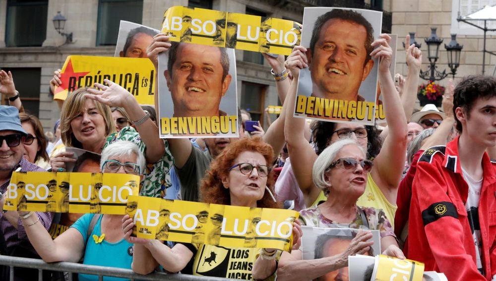 Independentistas protestan contra Colau y el PSC ante el Ayuntamiento de Barcelona