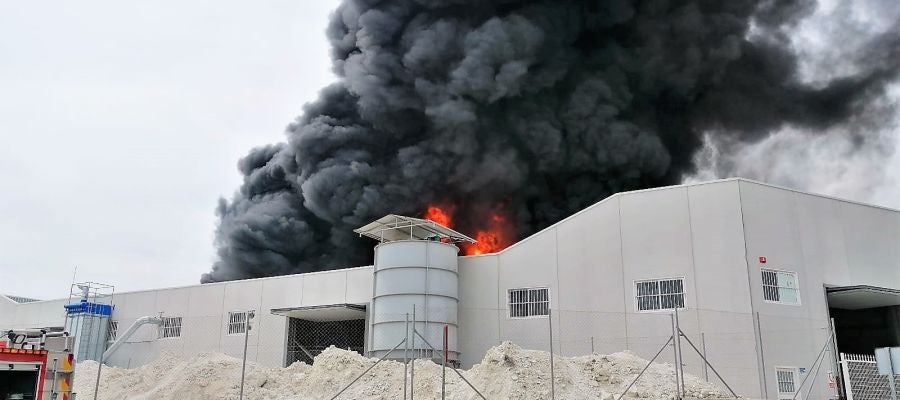 Incendio en nave industrial del polígono Cachapets de Crevillent. Incendio en nave industrial del polígono Cachapets de Crevillent.