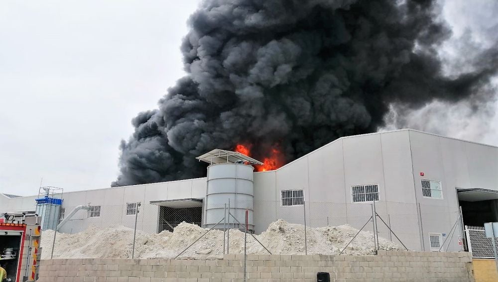 Incendio en nave industrial del polígono Cachapets de Crevillent.