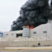 Incendio en nave industrial del polígono Cachapets de Crevillent.