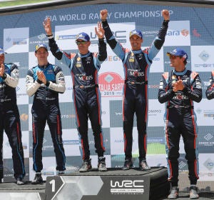 Dani Sordo y Carlos del Barrio en lo más alto del podio Dani Sordo y Carlos del Barrio en lo más alto del podio