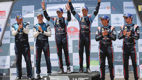 Dani Sordo y Carlos del Barrio en lo m&aacute;s alto del podio 