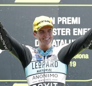 El piloto español de Moto3, Marcos Ramírez, celebra en el podio su victoria en la carrera del Gran Premio de Cataluña El piloto español de Moto3, Marcos Ramírez, celebra en el podio su victoria en la carrera del Gran Premio de Cataluña
