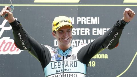  El piloto espa&ntilde;ol de Moto3, Marcos Ram&iacute;rez, celebra en el podio su victoria en la carrera del Gran Premio de Catalu&ntilde;a