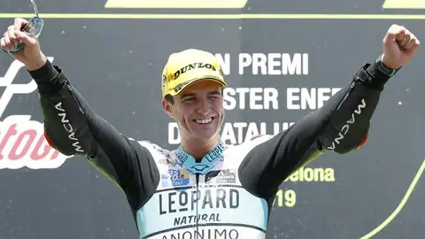 El piloto español de Moto3, Marcos Ramírez, celebra en el podio su victoria en la carrera del Gran Premio de Cataluña El piloto español de Moto3, Marcos Ramírez, celebra en el podio su victoria en la carrera del Gran Premio de Cataluña