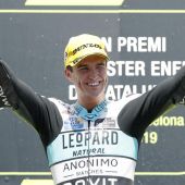  El piloto español de Moto3, Marcos Ramírez, celebra en el podio su victoria en la carrera del Gran Premio de Cataluña
