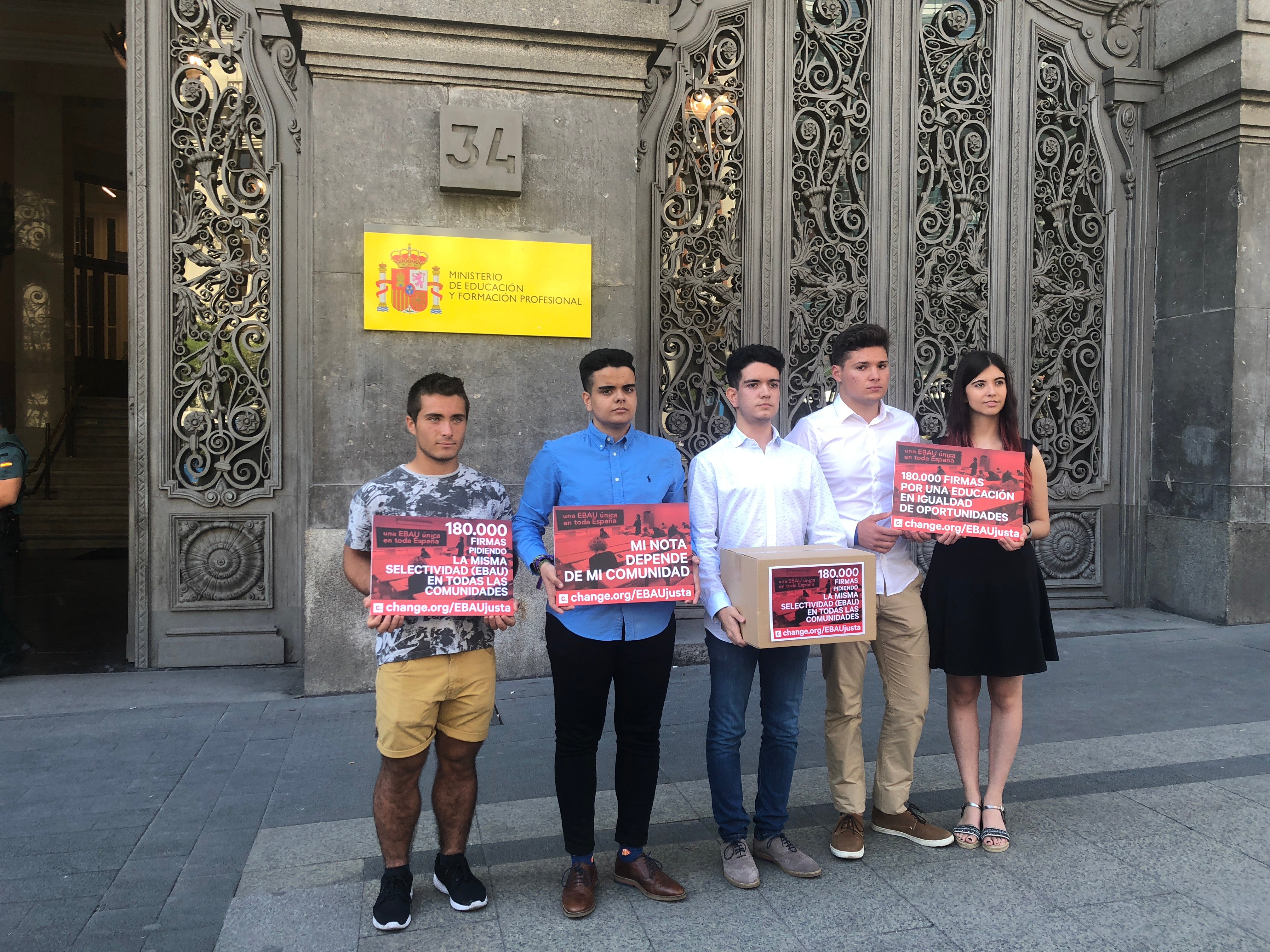 Estudiantes han entregado a Celaá 180.000 firmas a favor de una Selectividad única en toda España Estudiantes han entregado a Celaá 180.000 firmas a favor de una Selectividad única en toda España