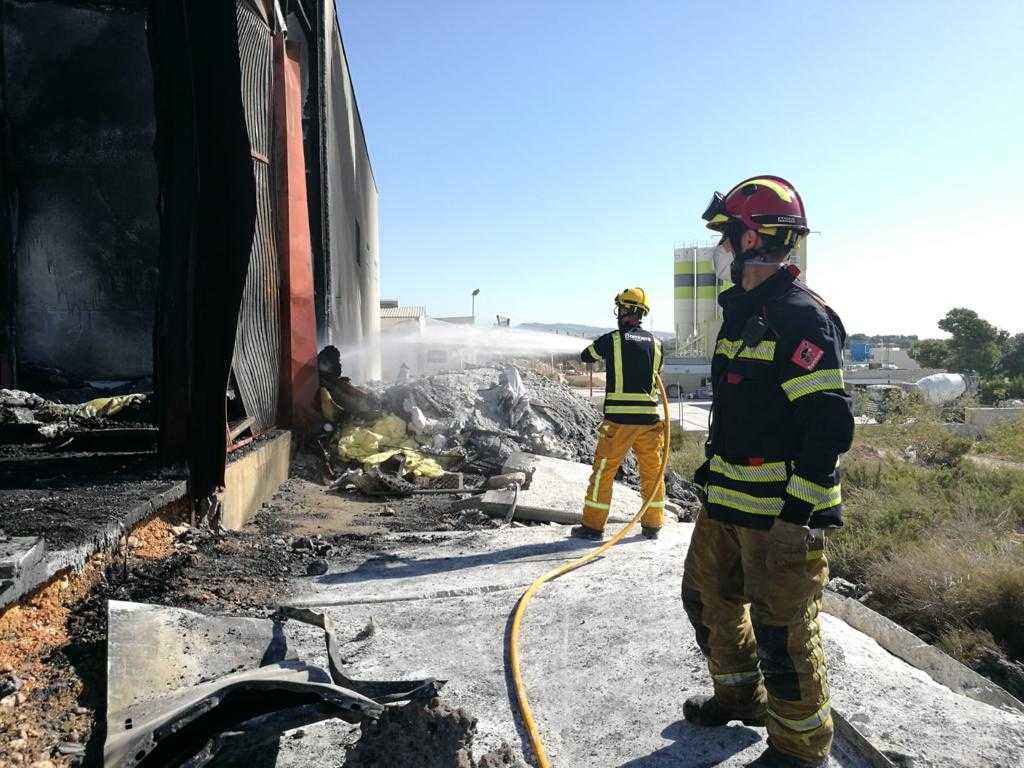 Los bomberos mantienen un retén en la nave incendiada en el polígono Cachapets de Crevillent Los bomberos mantienen un retén en la nave incendiada en el polígono Cachapets de Crevillent