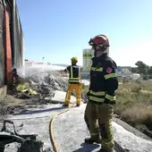 Bomberos en las labores de extinción del incendio en una nave industrial de Crevillent. Bomberos en las labores de extinción del incendio en una nave industrial de Crevillent.