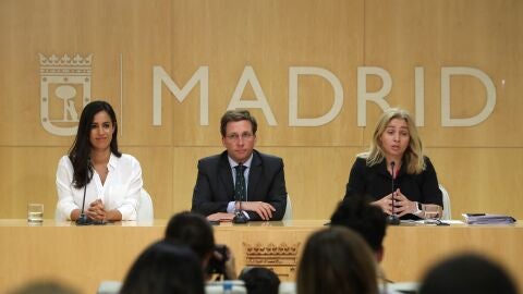  El alcalde de Madrid, Jos&eacute; Luis Mart&iacute;nez-Almeida, y la vicelacaldesa, Bego&ntilde;a Villac&iacute;s