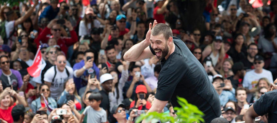 Marc Gasol anima a la afición de los Toronto Raptors Marc Gasol anima a la afición de los Toronto Raptors