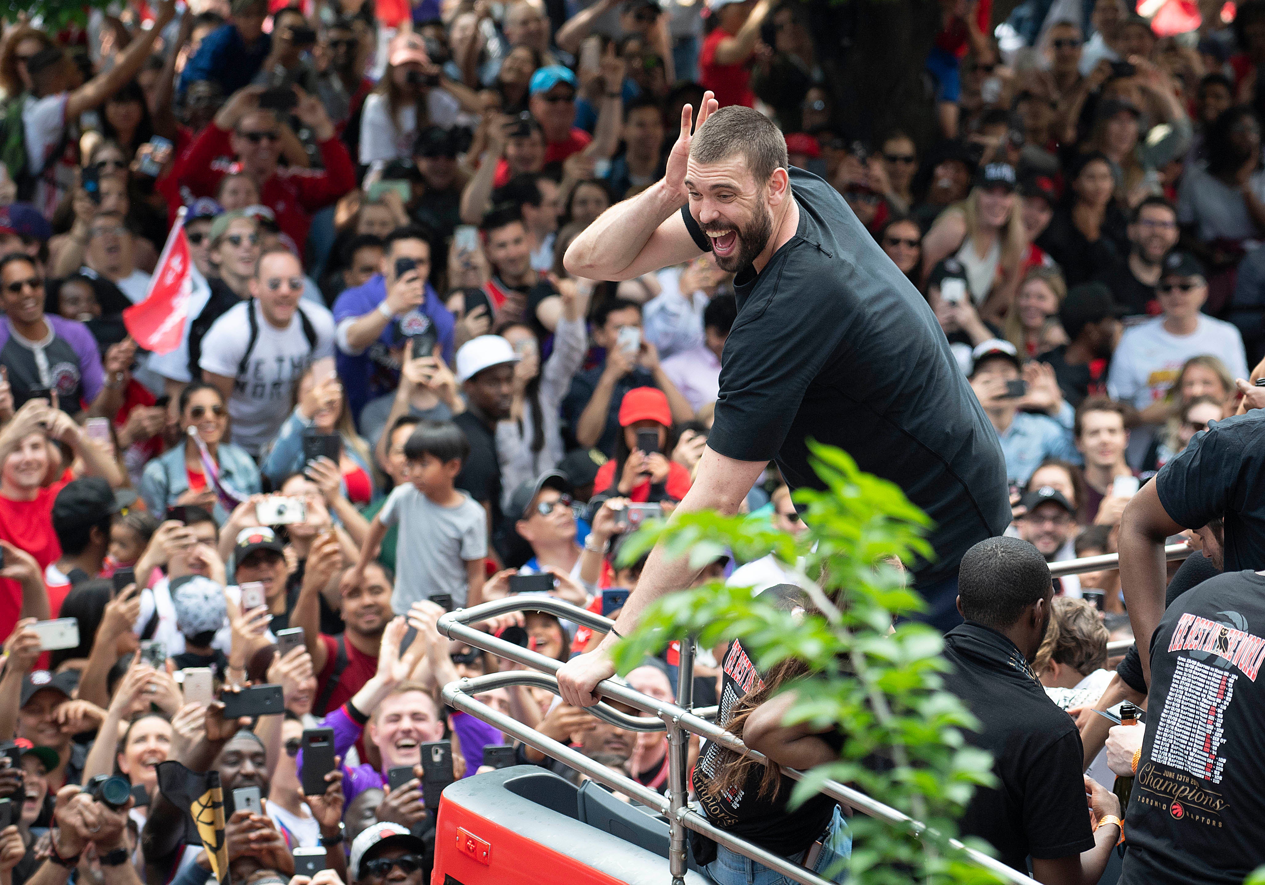 Marc Gasol, el alma de la fiesta de los Raptors en las calles de Toronto Marc Gasol, el alma de la fiesta de los Raptors en las calles de Toronto