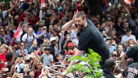 Marc Gasol anima a la afici&oacute;n de los Toronto Raptors