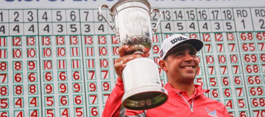 Gary Woodland alza el trofeo del US Open Gary Woodland alza el trofeo del US Open