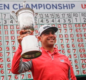 Gary Woodland alza el trofeo del US Open Gary Woodland alza el trofeo del US Open