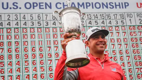 Gary Woodland alza el trofeo del US Open Gary Woodland alza el trofeo del US Open