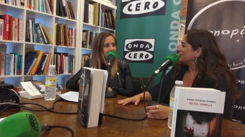 Susana Pedreira en la libreria Cronopios con la escritora Arantza Portabales.