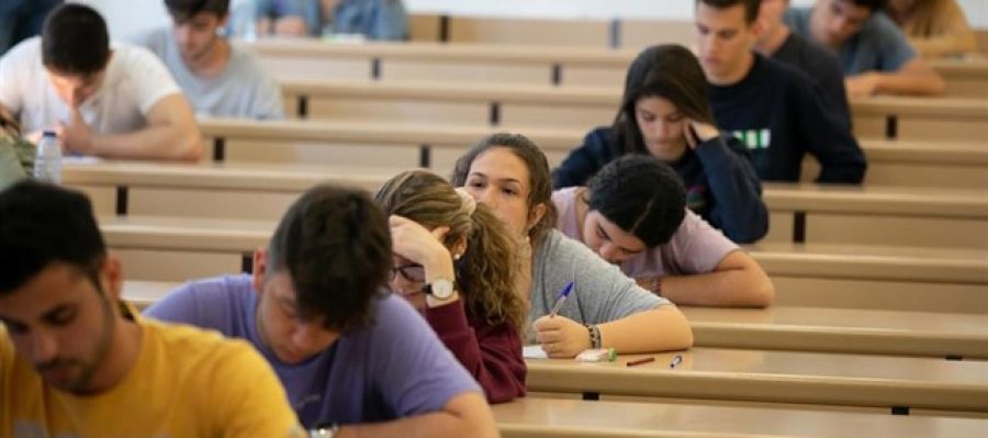 Alumnos realizando las pruebas de Selectividad para el acceso a la universidad. Alumnos realizando las pruebas de Selectividad para el acceso a la universidad.