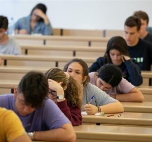 Alumnos realizando las pruebas de Selectividad para el acceso a la universidad. Alumnos realizando las pruebas de Selectividad para el acceso a la universidad.
