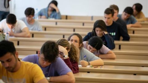 Alumnos realizando las pruebas de Selectividad para el acceso a la universidad.