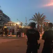 Agentes de la Policía Local de Elche junto a una barraca en las fiestas de La Hoya. Agentes de la Policía Local de Elche junto a una barraca en las fiestas de La Hoya.