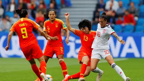 Hermoso intenta jugar el balón ante la defensa china Hermoso intenta jugar el balón ante la defensa china