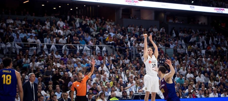Carroll lanza un triple contra el Barcelona Carroll lanza un triple contra el Barcelona