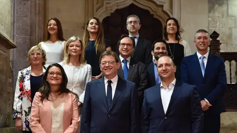 Carolina Pascual -primera por la izquierda en la fila superior-  y Ana Barceló -primera por la izquierda en la file central- junto al resto de miembros del Consell hasta la remodelación del mismo.