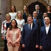 Carolina Pascual -primera por la izquierda en la fila superior- y Ana Barceló -primera por la izquierda en la file central- junto al resto de miembros del Consell hasta la remodelación del mismo. Carolina Pascual -primera por la izquierda en la fila superior- y Ana Barceló -primera por la izquierda en la file central- junto al resto de miembros del Consell hasta la remodelación del mismo.