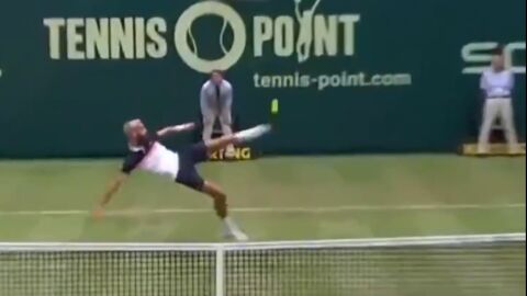 Paire intenta golpear la pelota con el pie