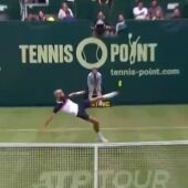 Paire intenta golpear la pelota con el pie