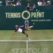 Paire intenta golpear la pelota con el pie Paire intenta golpear la pelota con el pie