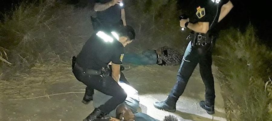 Agentes de la Policía Local en el momento de reducir a los detenidos. Agentes de la Policía Local en el momento de reducir a los detenidos.