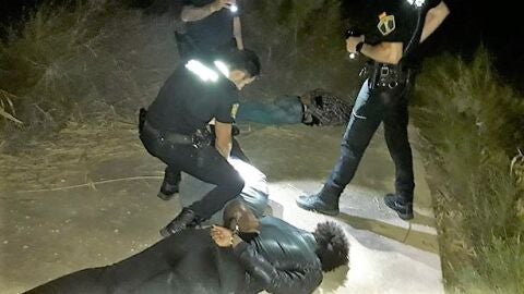 Agentes de la Polic&iacute;a Local en el momento de reducir a los detenidos. 