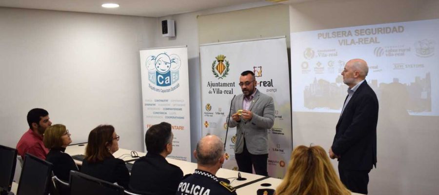 L´alcalde José Benlloch durant la presentació de la polsera d´emergència. L´alcalde José Benlloch durant la presentació de la polsera d´emergència.