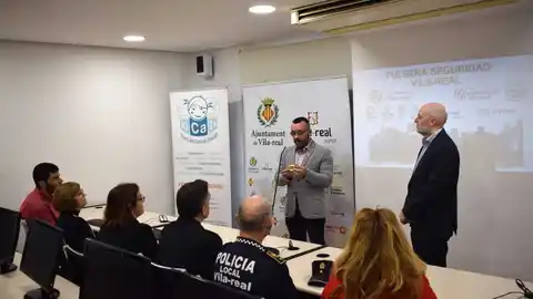 L´alcalde José Benlloch durant la presentació de la polsera d´emergència. Persones menors o amb algún tipus de malaltia o trastorn son les receptores de les polseres com a mesura de seguretat