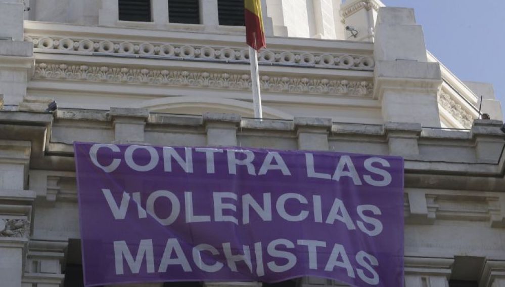 Una pancarta contra la violencia machista colgada de la fachada del Ayuntamiento de Madrid